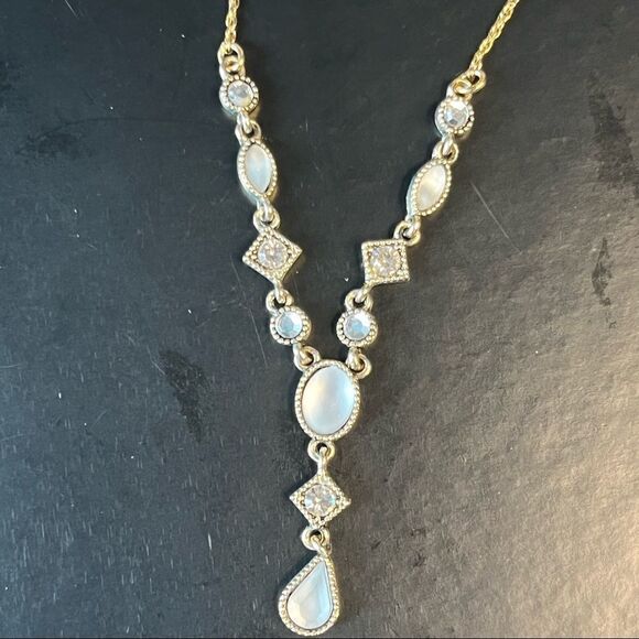 AVON Pretty Pearlesque White ‘Y’ Necklace With Leverback Tear Drop Earrings Set - Picture 3 of 8